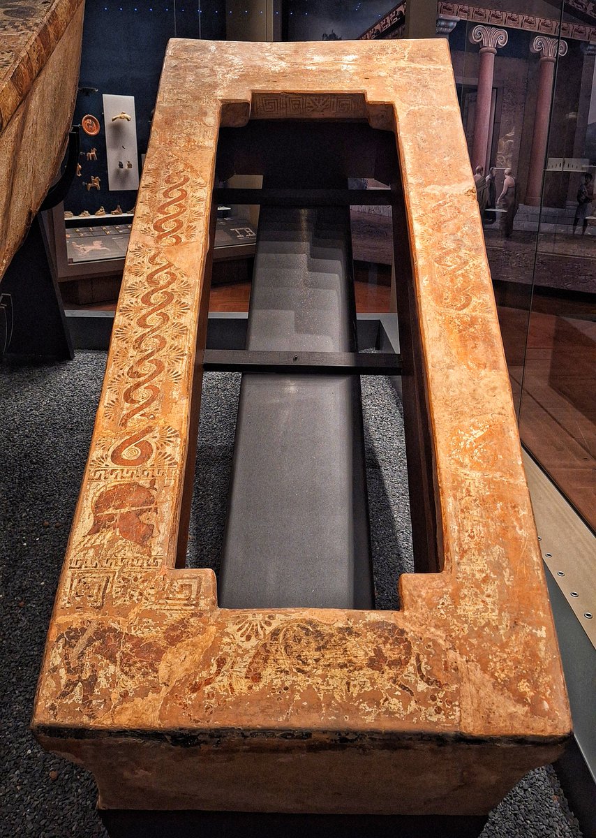 cagataytopcu's tweet photo. Pişmiş topraktan lahitler "Sarcophagus" yani "et yiyen/kemiren" olarak tanımlanmış. Antik dönemde kullanılan taşın cesedi dişler hariç kısa sürede erittiğine inanıldığı için bu isim lahitlere verilmiş.
#istanbul #arkeoloji #müze #lahit #tarih #sanat #genelkültür https://t.co/xUnPHfoVnb