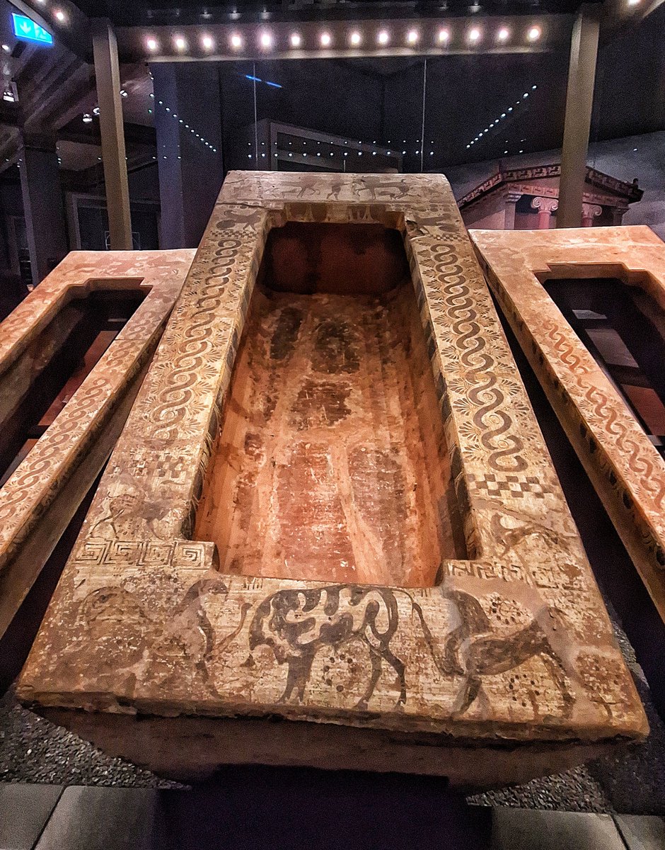 cagataytopcu's tweet photo. Pişmiş topraktan lahitler "Sarcophagus" yani "et yiyen/kemiren" olarak tanımlanmış. Antik dönemde kullanılan taşın cesedi dişler hariç kısa sürede erittiğine inanıldığı için bu isim lahitlere verilmiş.
#istanbul #arkeoloji #müze #lahit #tarih #sanat #genelkültür https://t.co/xUnPHfoVnb