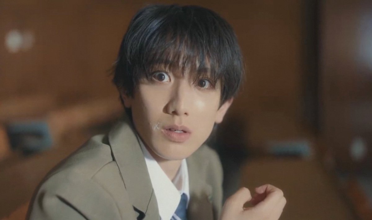 qriselsav's tweet photo. HE'S STARING AT HIM WHILE LICKING HIS FINGER🙉🤭😭

Asamiya is down downbad🙉❤️‍🔥😭 They move seats?? but I fell off mine😭 I am grinning and kicking my feet asf😆🤣

#AfterMovingSeatsTheBoyBehindMeHasACrushOnMe https://t.co/w79q6J50q6