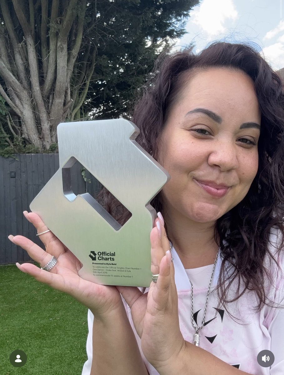Guccistarboi's tweet photo. Skyla via ig says she’s feeling grateful for receiving “one dance” Official Charts awards for being no.1 for 15 consecutive weeks as she appreciates Wizkid and Drake🤩 https://t.co/OK2n2s4UaQ