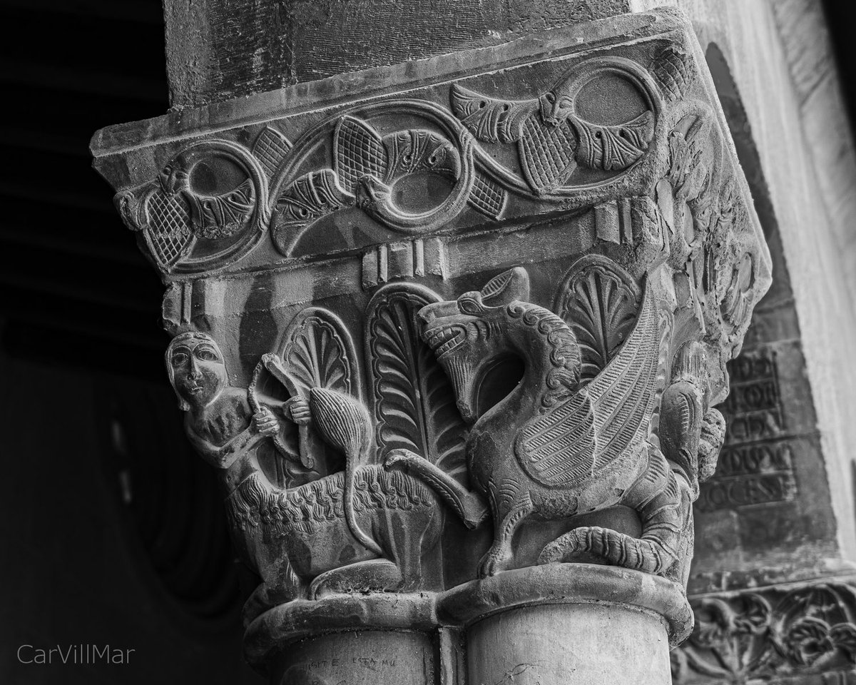 SofiCasCar's tweet photo. #aragon 
#huesca
Claustro #SanPedroelViejo #romanico
Al traspasar la puerta, nos encontramos con la belleza de los capiteles como un libro abierto donde las figuras humanas y bestias fantásticas narran gestos de fe o de lucha entre un bosque de vegetales. https://t.co/ZTLHtSVTqT