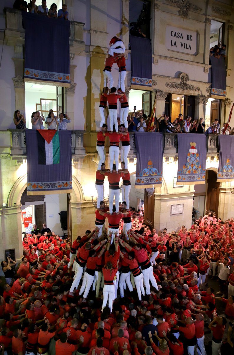 JovesValls's tweet photo. A tercera ronda, a la diada de Firagost, després d'un intent desmuntat de 4 de 9 sense folre, hem descarregat el 3 de 9 amb folre.

📸 Roser Giner

#castells https://t.co/taeOYnzfpe