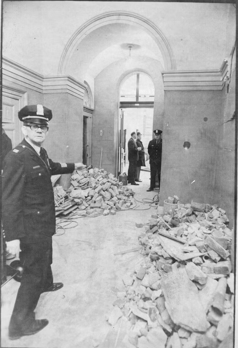 bumbadum14's tweet photo. In 1971 Weather Underground bombed the senate office building. Two members of this group which helped carry out this bombing were pardoned by Bill Clinton. https://t.co/Ewhvpkdel8