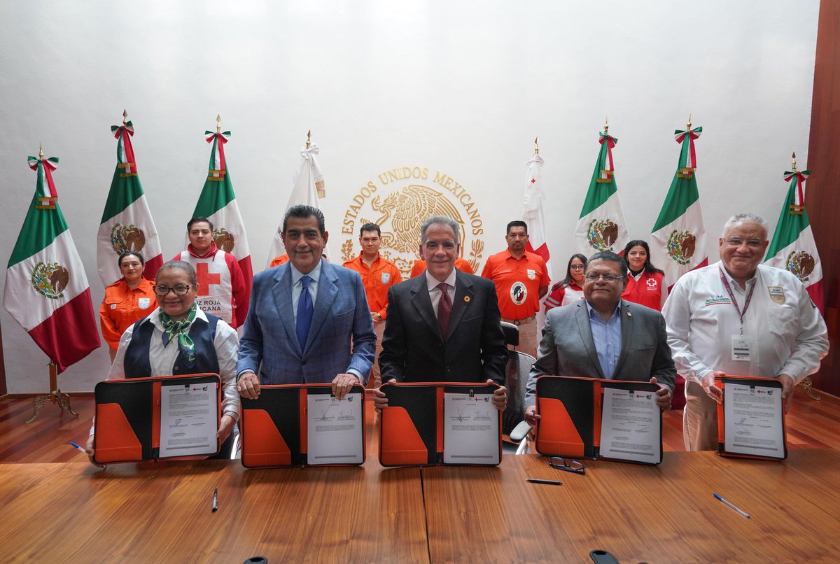 SergioSalomonC's tweet photo. Hoy, en el marco del 36 aniversario de Los Grupos Beta, dimos un paso más para fortalecer la visión humanista instruida por la Presidenta @Claudiashein con la firma de un convenio de colaboración con la @CruzRoja_MX, que permitirá reforzar la capacitación especializada del personal que los integra, y con ello, ampliar su margen de respuesta en favor de las personas en movilidad.

Agradezco al Presidente del Consejo Nacional de Directores de la Cruz Roja Mexicana, Eduardo De Agüero Le Duc, por sumar esfuerzos con el @INAMI_mx, y seguir impulsando acciones concretas para consolidar una política migratoria con profundo sentido humano.