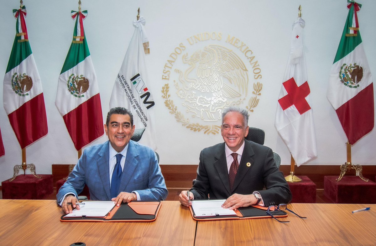 SergioSalomonC's tweet photo. Hoy, en el marco del 36 aniversario de Los Grupos Beta, dimos un paso más para fortalecer la visión humanista instruida por la Presidenta @Claudiashein con la firma de un convenio de colaboración con la @CruzRoja_MX, que permitirá reforzar la capacitación especializada del personal que los integra, y con ello, ampliar su margen de respuesta en favor de las personas en movilidad.

Agradezco al Presidente del Consejo Nacional de Directores de la Cruz Roja Mexicana, Eduardo De Agüero Le Duc, por sumar esfuerzos con el @INAMI_mx, y seguir impulsando acciones concretas para consolidar una política migratoria con profundo sentido humano.