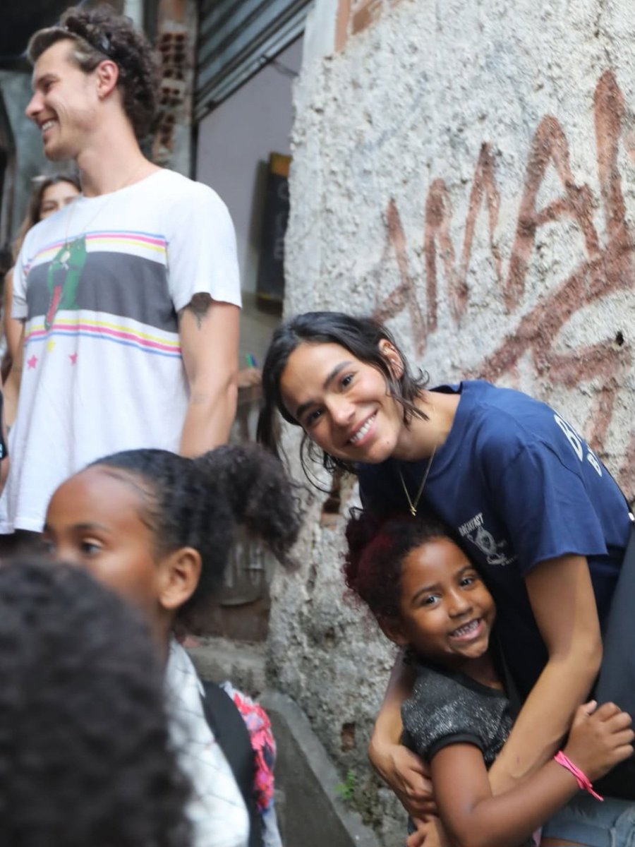 shawnpbrasil's tweet photo. Shawn Mendes e Bruna Marquezine no  Morro da Providência 🥹🇧🇷 https://t.co/riv2yoiX8y