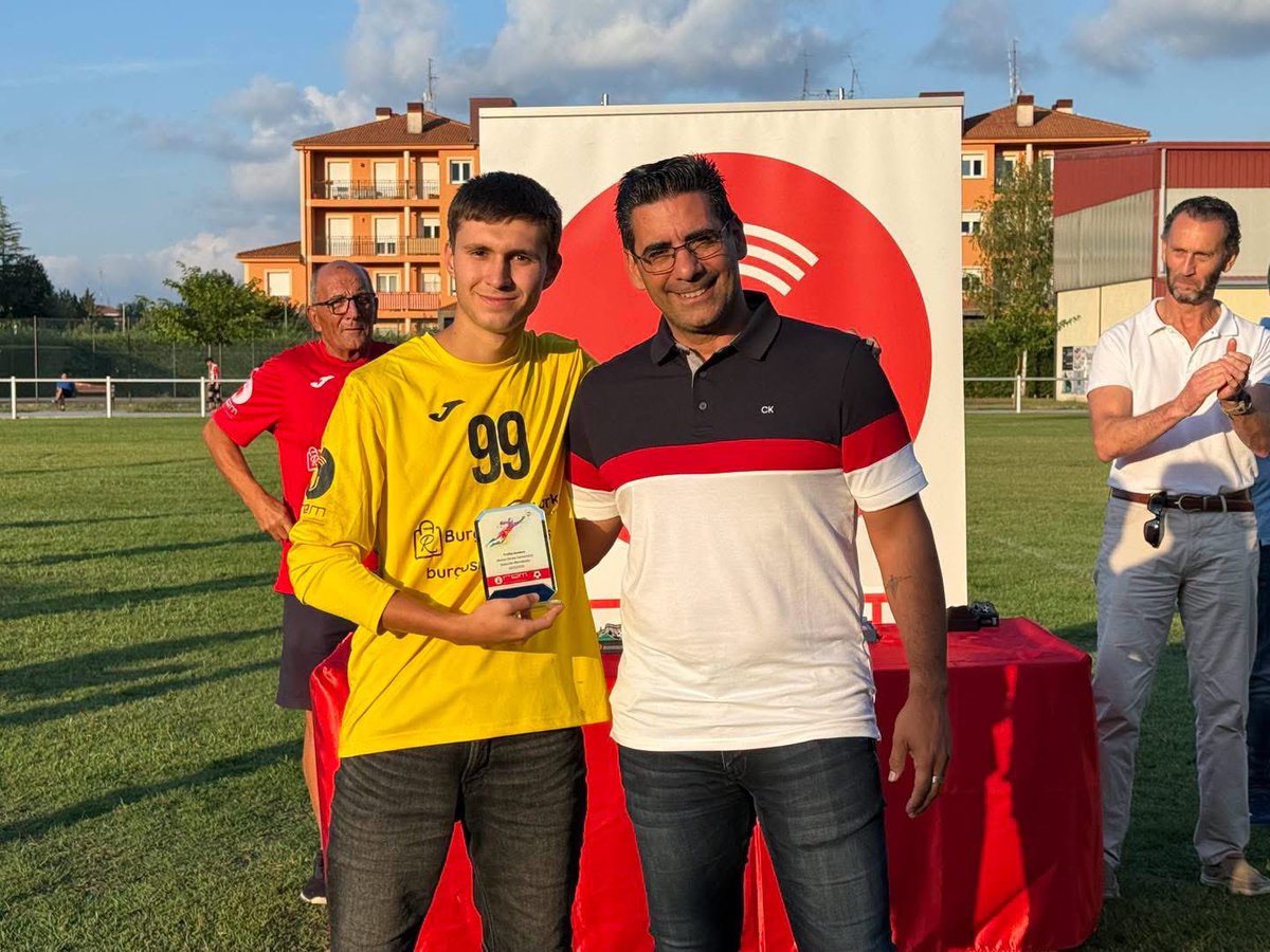 Nela_CF's tweet photo. 🏆 Además, nuestro joven portero Aketza recibió el Trofeo Zamora 25/26 en reconocimiento a su debut y buen nivel demostrado en Regional CyL.

👏🏻 Queremos agradecer a la organización de @radioespinosame por la visibilidad de nuestro fútbol comarcal. https://t.co/uHGLDGrzzg