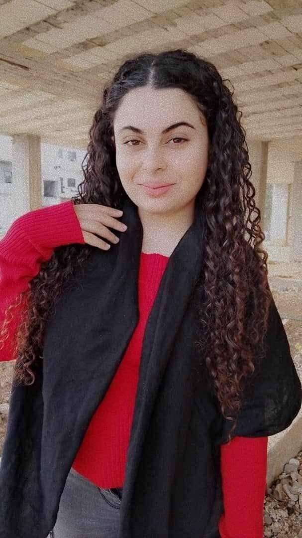 cillevitv_en's tweet photo. Suriye’nin Tartus kentinde lise öğrencisi Shahd Ahmed Hammoud, silahlı gruplar tarafından kaçırıldı. Alevi kadınlara ve genç kızlara yönelik sistemli saldırı ve kaçırma olayları kesintisiz şekilde sürerken, uluslararası insan hakları örgütleri ve dünya kadın hakları savunucuları https://t.co/L9p2Kz5dRN