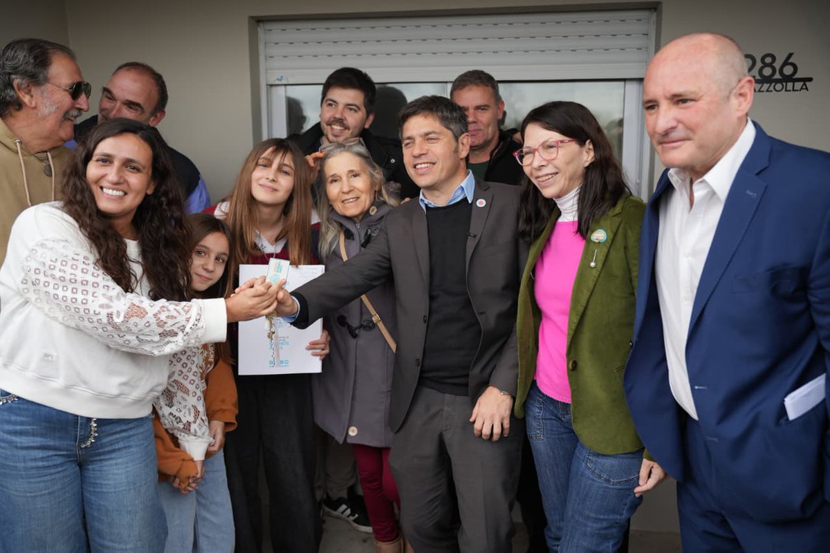 sbatakis's tweet photo. En La Madrid, junto a @Kicillofok abrazamos a las familias que hoy se convirtieron en propietarias gracias a la acción de un Estado provincial que sigue trabajando para transformar la realidad de cada vecino. https://t.co/DbRd1USbQx