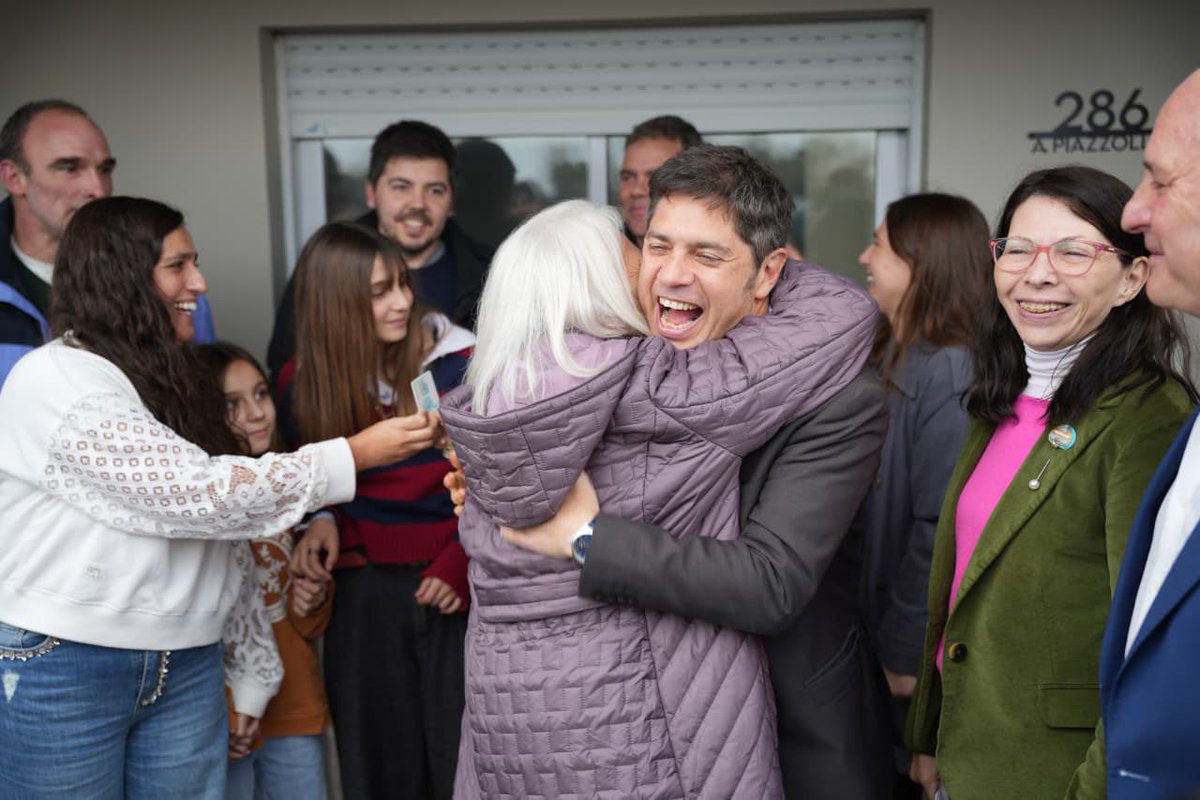 sbatakis's tweet photo. En La Madrid, junto a @Kicillofok abrazamos a las familias que hoy se convirtieron en propietarias gracias a la acción de un Estado provincial que sigue trabajando para transformar la realidad de cada vecino. https://t.co/DbRd1USbQx