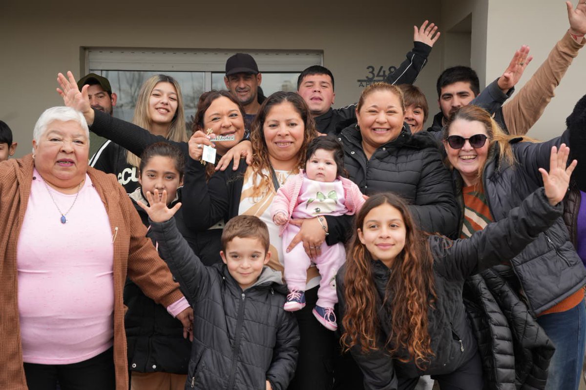sbatakis's tweet photo. Hoy, 28 familias más, con casa propia, que nos empujan para seguir creyendo que se puede salir adelante entre todos, con políticas que incluyan y faciliten el acceso a los derechos básicos para una vida mejor. https://t.co/o5jH0VJosJ