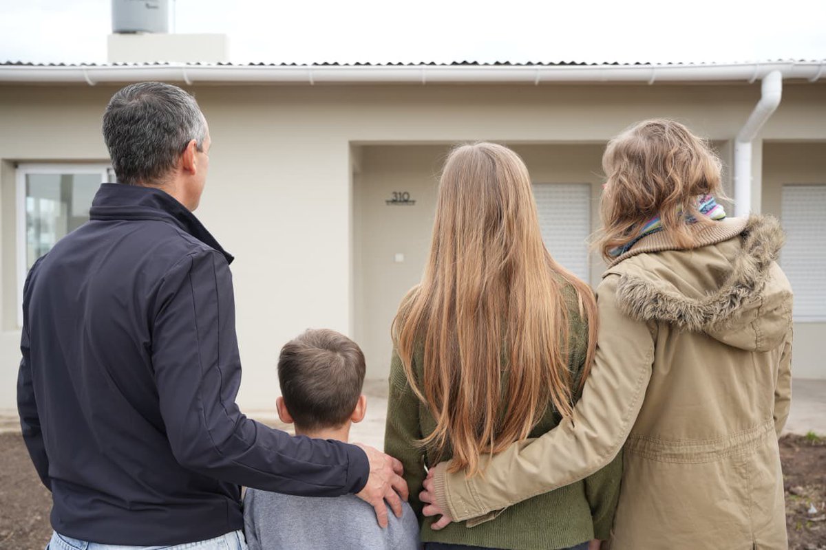 sbatakis's tweet photo. Hoy, 28 familias más, con casa propia, que nos empujan para seguir creyendo que se puede salir adelante entre todos, con políticas que incluyan y faciliten el acceso a los derechos básicos para una vida mejor. https://t.co/o5jH0VJosJ