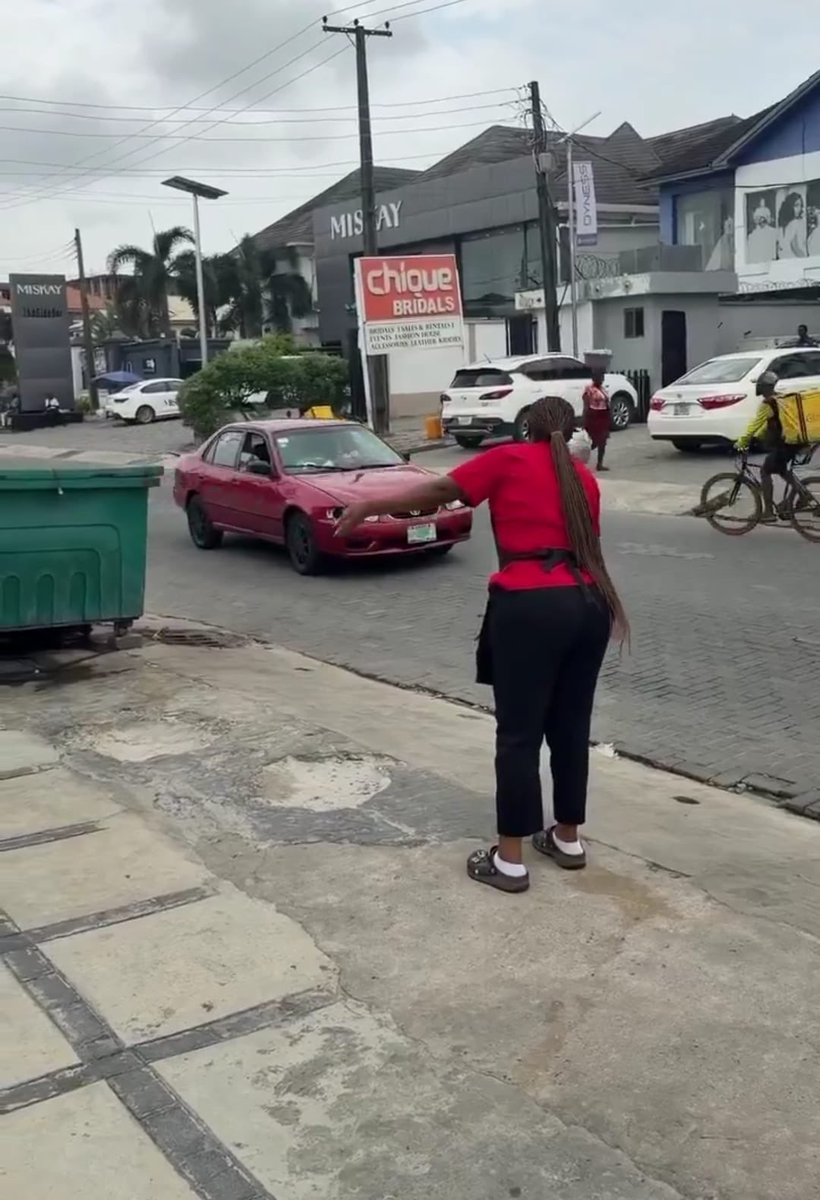 GuyMr10's tweet photo. Hilda Baci that sells a plate of rice for ₦15k is now the one standing by the roadside begging people to eat at a discount 😂😂 https://t.co/gVvw0cMVWk