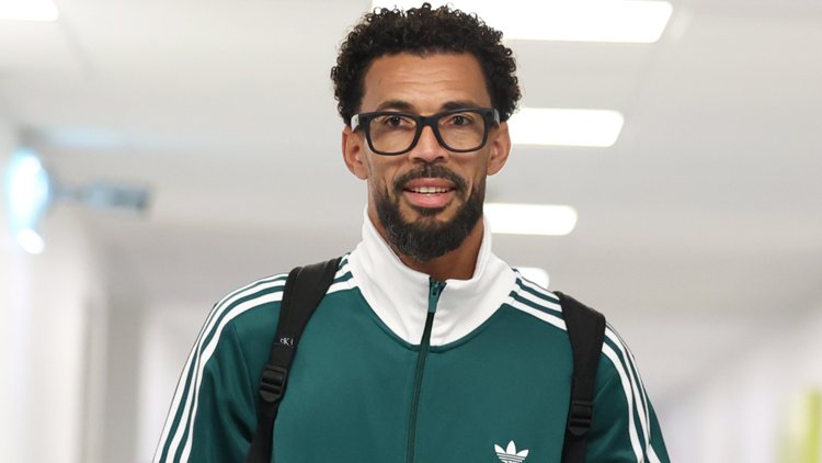 juuuliaaaaan's tweet photo. Adidas tiene negociaciones con Vozinha para convertirlo en embajador de la marca. No fue casualidad la ropa que utilizó al llegar a Chile. https://t.co/kIFrlppV5s