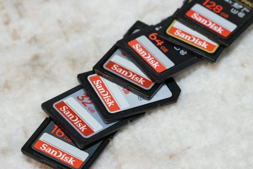 us_swing14382's tweet photo. 💾 $SNDK تتراجع رغم نتائج قوية للربع الرابع

أعلنت Sandisk ($SNDK) نتائجها الفصلية بعد إغلاق السوق، ورغم تجاوزها توقعات وول ستريت، تراجع السهم في التداولات الممتدة بنحو 4.55%.

📊 النتائج:
✅ ربحية السهم: 39.25$ مقابل توقعات 34.45$ (+13.9%)
✅ الإيرادات: 8.97 مليار$ مقابل توقعات 8.39 مليار$
📈 نمو ضخم مقارنة بـ 1.9 مليار$ في نفس الفترة العام الماضي.

عوامل النمو:
• نمو قوي في قطاع مراكز البيانات، حيث ارتفعت الإيرادات 437%.
• التحول نحو عملاء ذوي قيمة أعلى.
• تحسن التسعير وزيادة الطلب على حلول التخزين.

💰 كما وافق مجلس الإدارة على توسيع برنامج إعادة شراء الأسهم بقيمة 14 مليار$، ليصل إجمالي البرنامج المتاح إلى 15.5 مليار$.

رغم قوة الأرقام، يبدو أن المستثمرين ركزوا على التوقعات المستقبلية وجني الأرباح بعد الارتفاعات الأخيرة.

#SNDK #Sandisk #AI #DataCenters #Memory #Semiconductors #الأسهم_الأمريكية #السوق_الأمريكي #NASDAQ