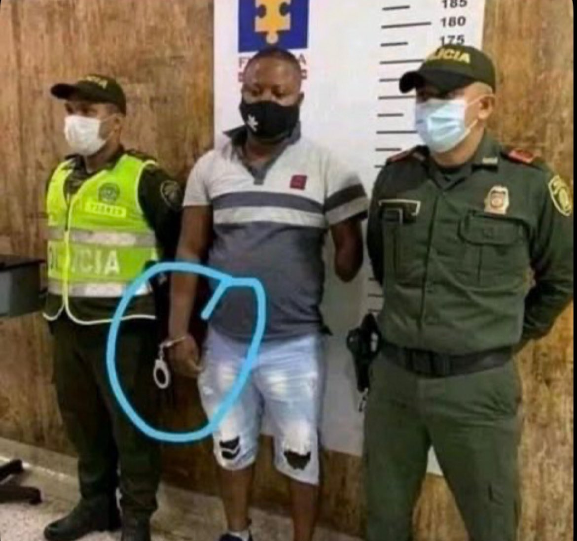 fujipurple's tweet photo. They wrong asl for cuffing this man🤦🏾‍♂️😭 https://t.co/MlG8DhTZjI
