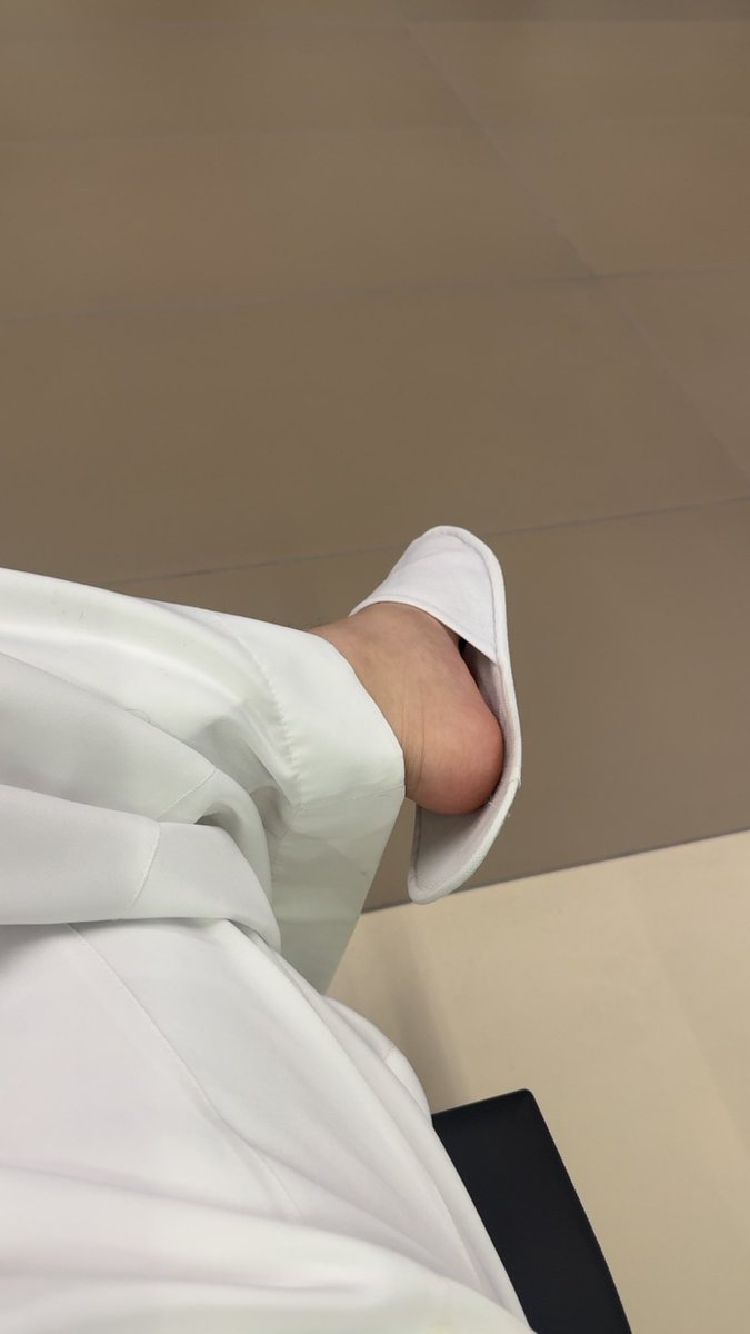 UsernnameNot's tweet photo. بعد مااعتمرت قلت اوتر وارجع الفندق مره وحده خلصت و التفت مالقيت حذياني ومافيه وقت اشتري اضطريت ارجع الرياض بحذيان الفندق الله يكرمكم
فيه تساؤل بعقلي ياخي تسرق نعال ليه يادلخ الله لايوفقك ليتها تسوى وبالحرم https://t.co/Zb6hxD6U1S