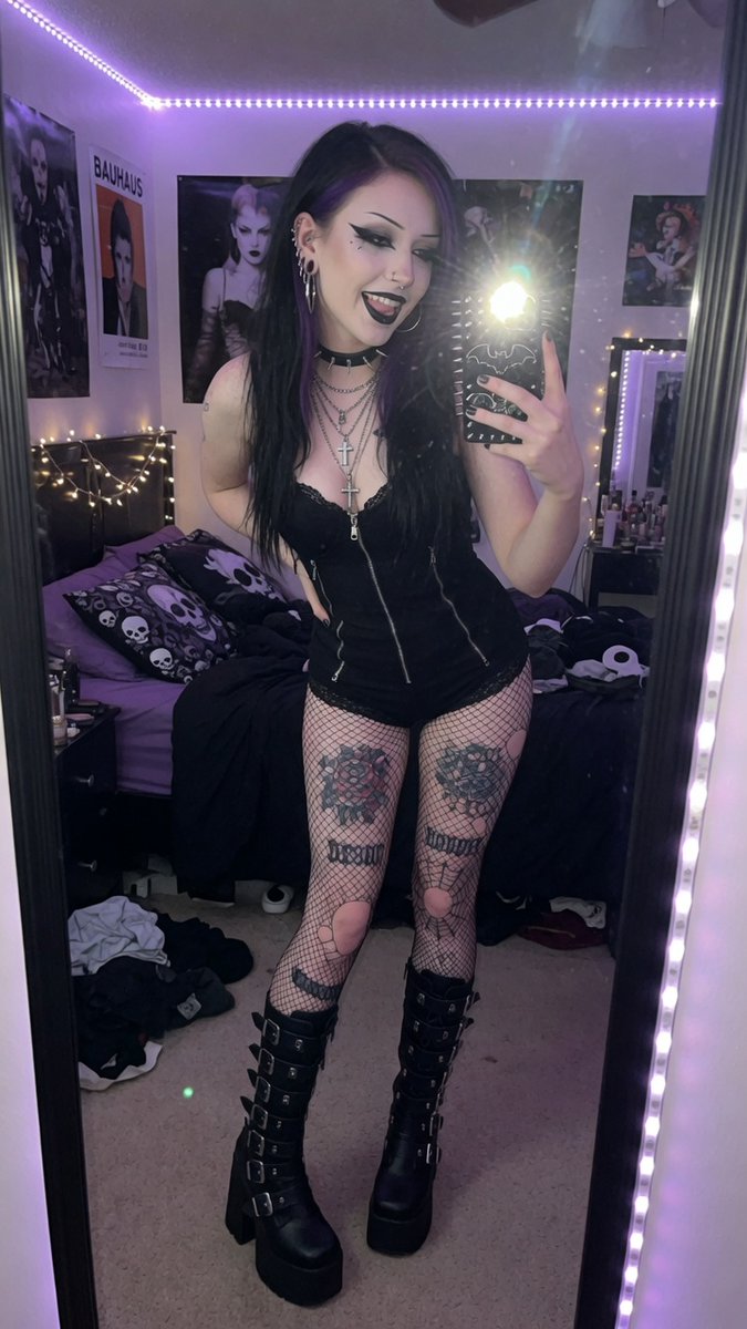 xgothbaddies's tweet photo. @cakedlucien shake it baby https://t.co/vUYUu32fTt