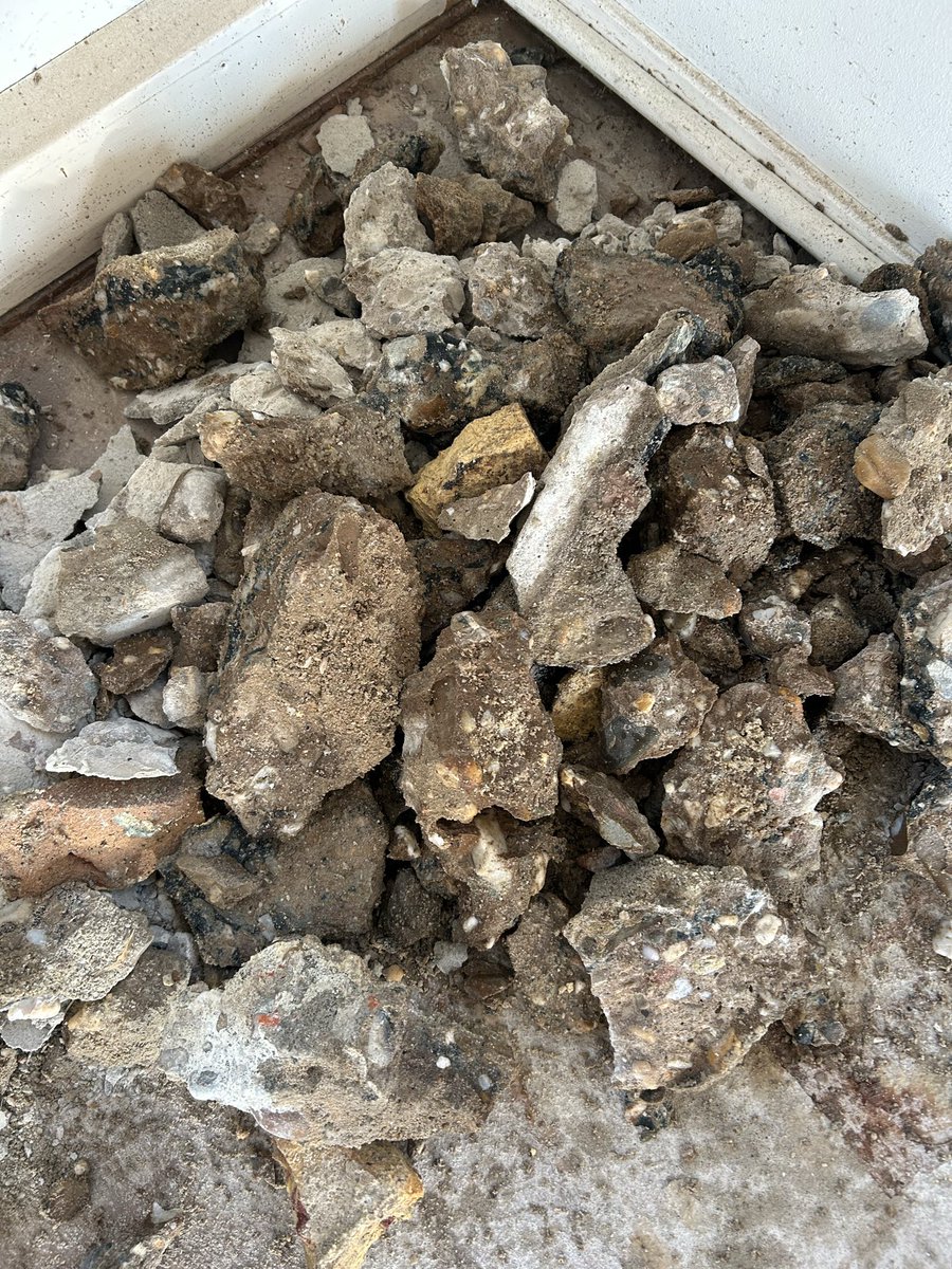 rasquert's tweet photo. De hele vloer moet eruit gezien verzakking en scheuren, onderzoek naar dikte en of er betonijzer inzit https://t.co/GqiELo8EXR