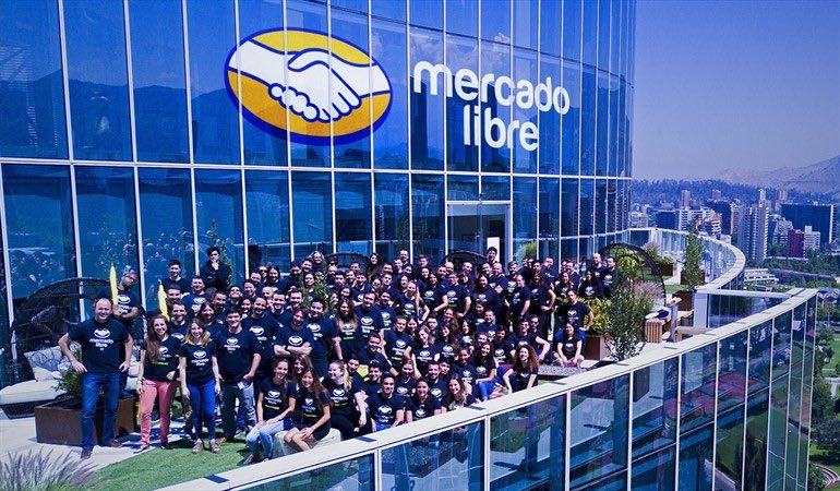 us_swing14382's tweet photo. 📦 $MELI تتجاوز التوقعات مع نمو قوي في الإيرادات

أعلنت MercadoLibre ($MELI) نتائج فصلية أفضل من توقعات وول ستريت:

📊 النتائج:
✅ ربحية السهم: 9.19$ مقابل توقعات 8.58$ (+7.1%)
📉 مقارنة بالعام الماضي: انخفاض من 10.31$ للسهم (-10.9%)

✅ الإيرادات: 10.20 مليار$ مقابل توقعات 9.67 مليار$ (+5.5%)
📈 نمو سنوي قوي: +50.2% مقارنة بـ 6.79 مليار$ في نفس الفترة العام الماضي.

استمرار توسع منصة MercadoLibre في التجارة الإلكترونية والمدفوعات الرقمية يعزز قصة النمو طويلة الأجل للشركة في أسواق أمريكا اللاتينية.

#MELI #MercadoLibre #Ecommerce #Fintech #الأسهم_الأمريكية #السوق_الأمريكي #NASDAQ