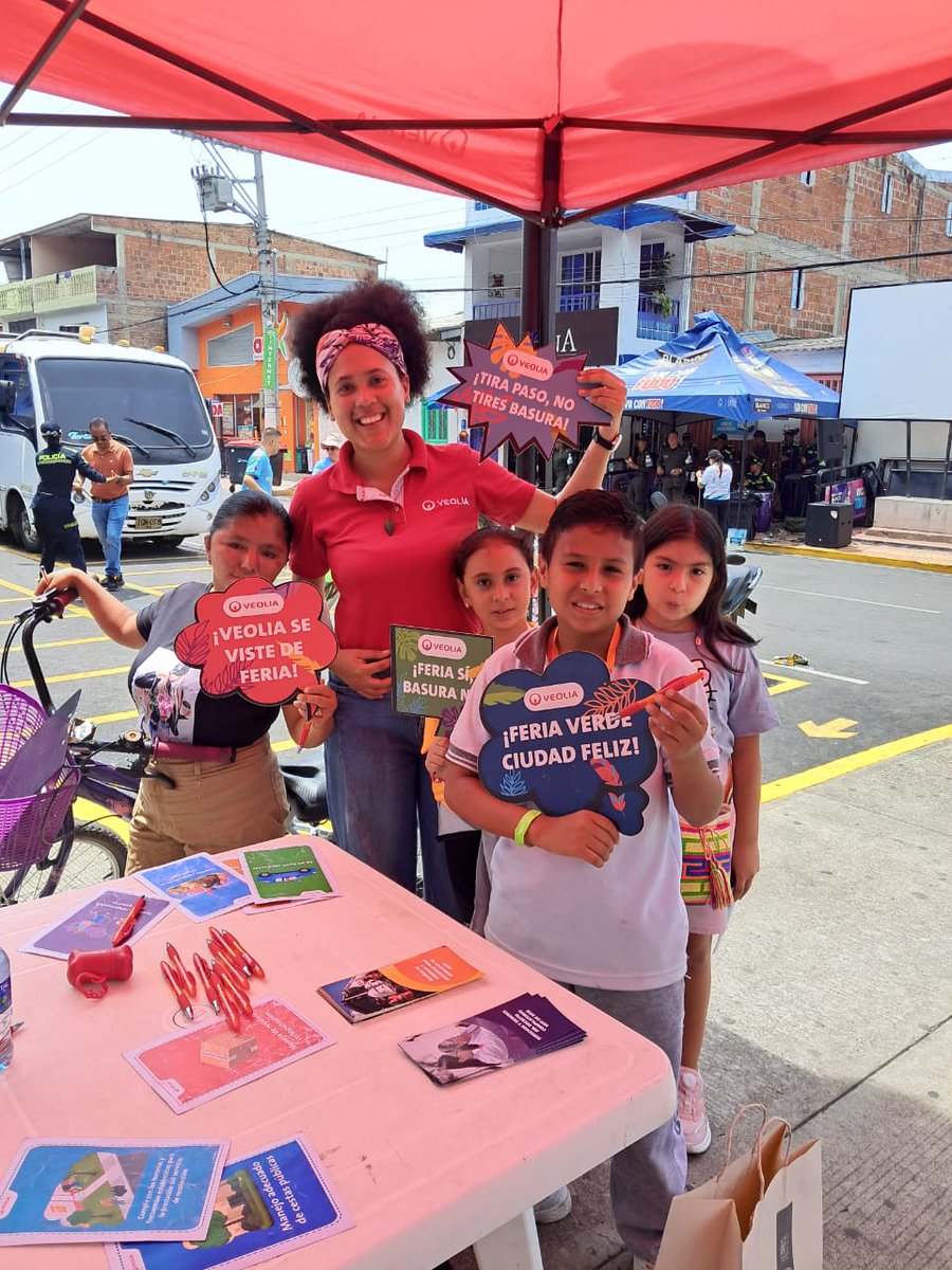 VeoliaValle's tweet photo. En la Feria de #Vijes vivimos una jornada llena de alegría, educación ambiental y compromiso con la comunidad. 💚♻️ Con #VeoliaMásCercaDeTi promovimos el cuidado del entorno mientras acompañamos este gran encuentro, reafirmando nuestro compromiso con un territorio más sostenible. https://t.co/dO7k40EzHr