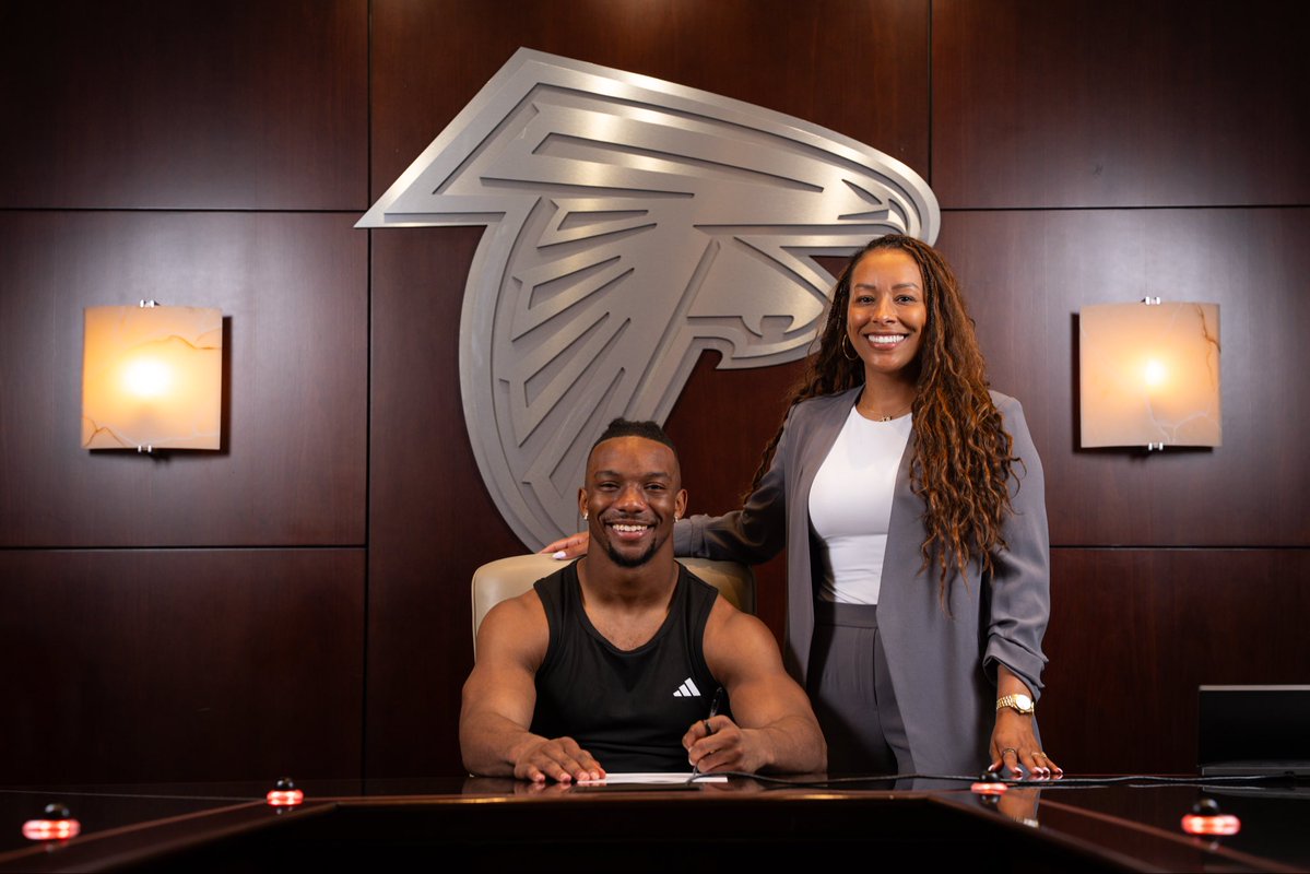 AgentNicoleLynn's tweet photo. Highest paid RB in NFL History!
@Bijan5Robinson (I found the Brinks truck😉) https://t.co/PwIDxOxI11