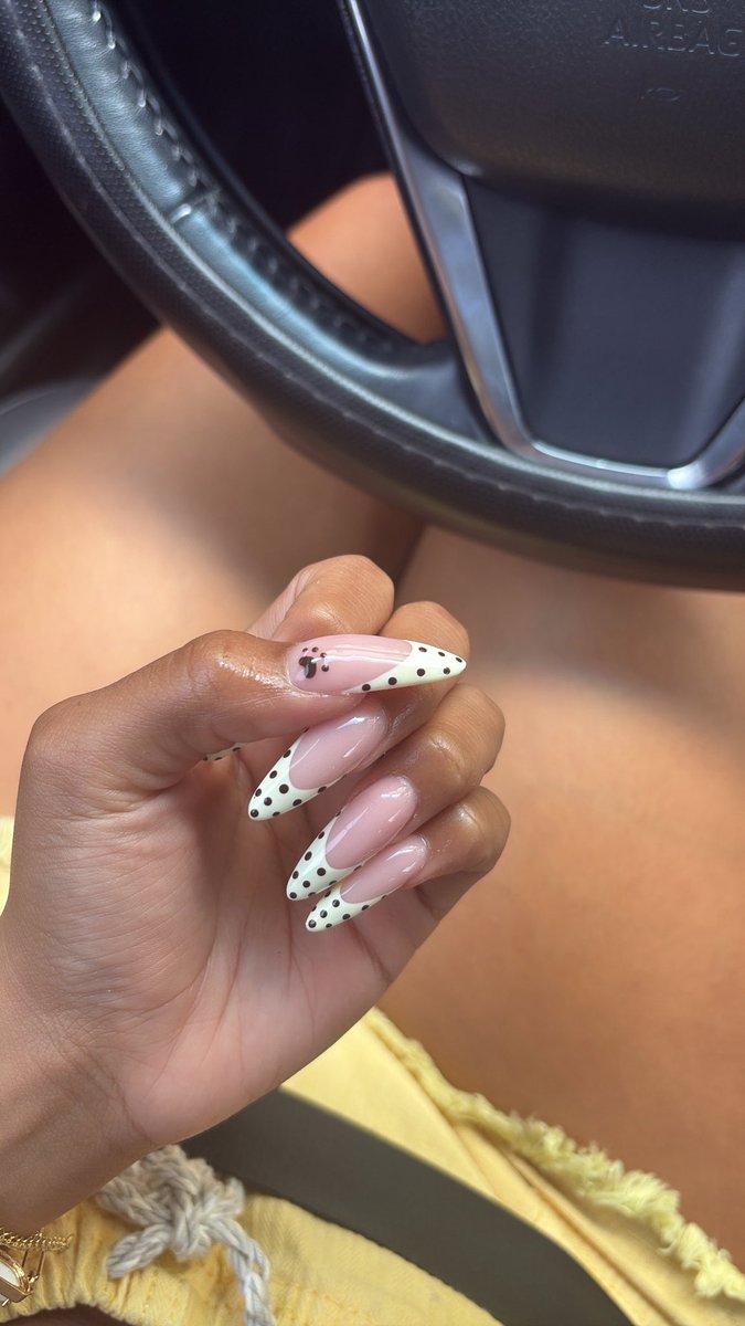 sabslemonpie's tweet photo. MBF NAILS😭😭😭🐾🐾🐾🐾💛💛💛 https://t.co/oFGF2cQeNi