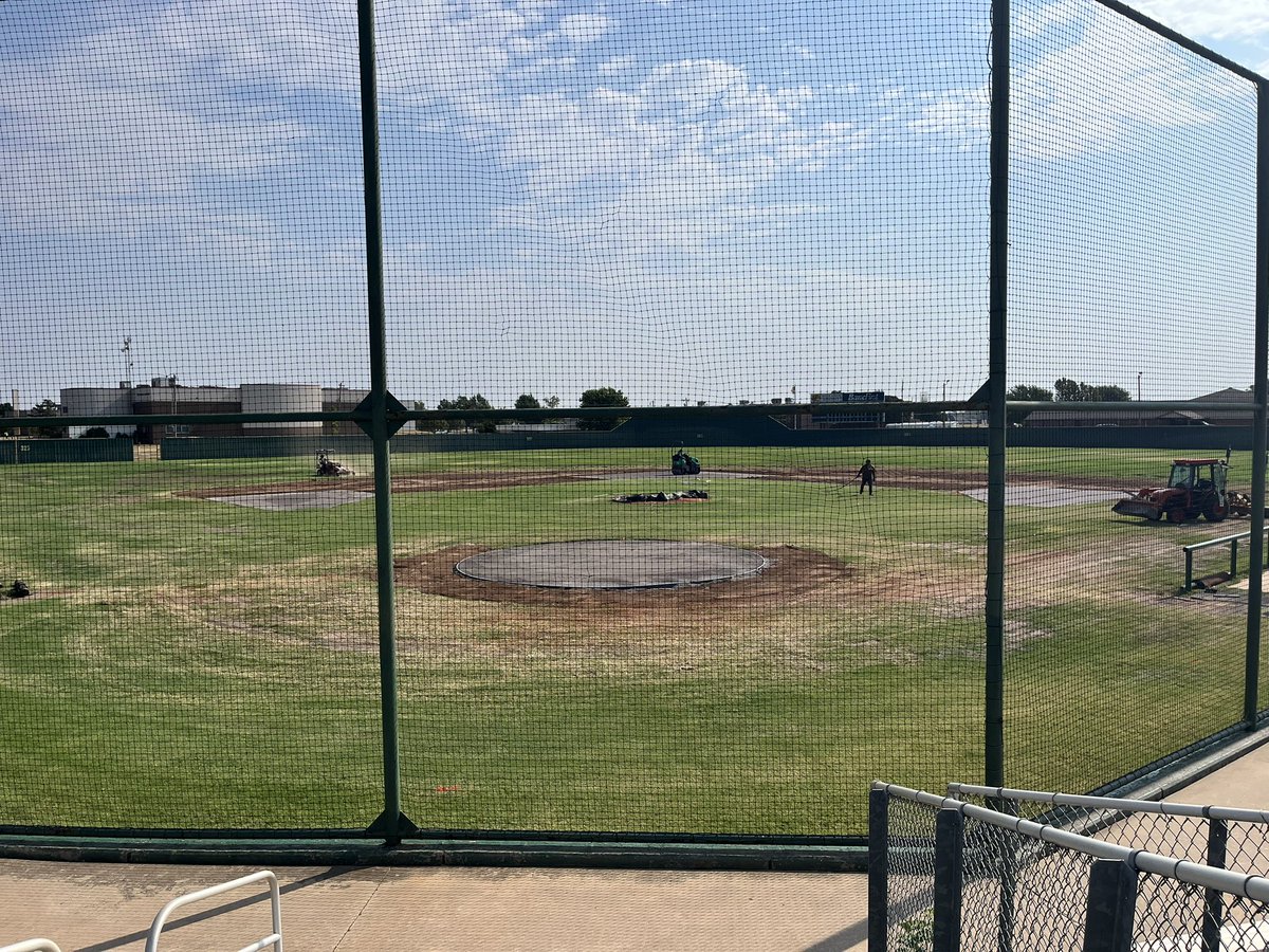 BlakeMcquain's tweet photo. Don Brown field getting a HUGE upgrade!! #RedlandsBaseball https://t.co/QWoyPCX7qE