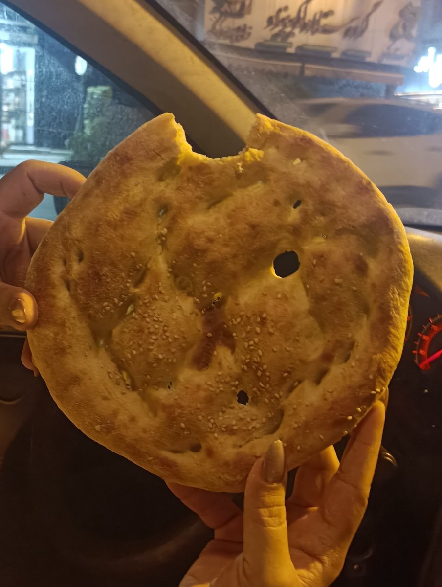 Parii_iii's tweet photo. چند سال بود دلم میخواست نون بربری داغو گاز بزنم.
الان فقط مونده گاز زدن رول گوشت دونر 👹 https://t.co/FvM4Wp7MyL