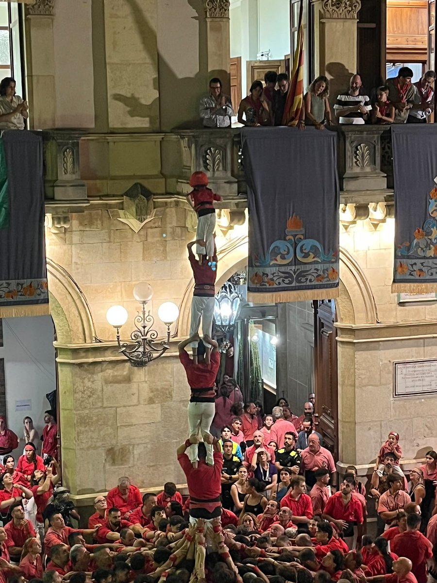 elMonCasteller's tweet photo. Pilar de 5 de la @JovesValls.
#castells #castellers https://t.co/2qh9g68xfW