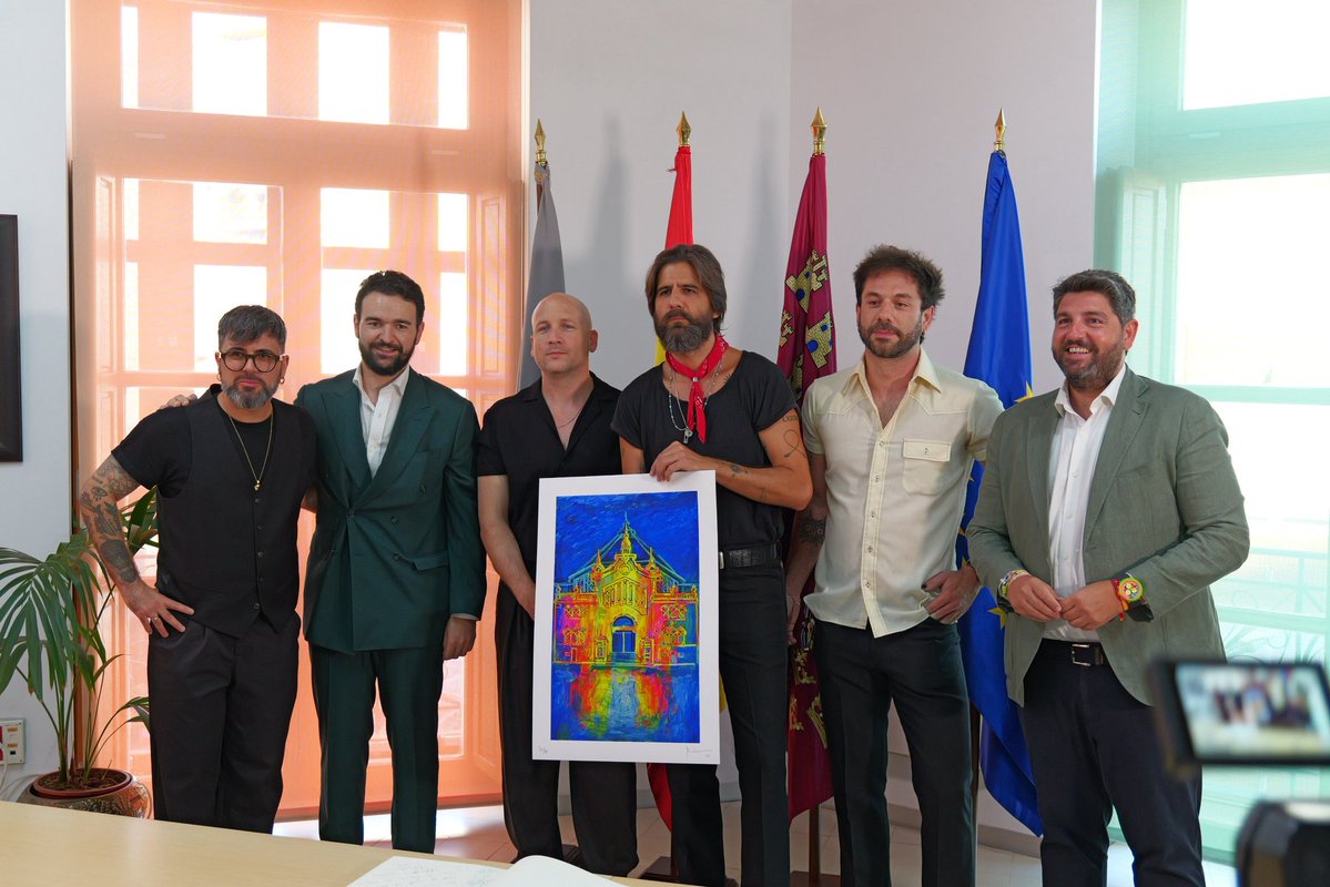 LopezMirasF's tweet photo. Antonio Lucas y @VivaSuecia conocen bien el valor de ese arte profundo y sincero que late en La Unión.

Por eso, el @festcanteminas les concede sus Castilletes de Oro, la máxima distinción del Festival.

Sois la mejor imagen de una #RegióndeMurcia viva, orgullosa de sus raíces. ¡Enhorabuena!
