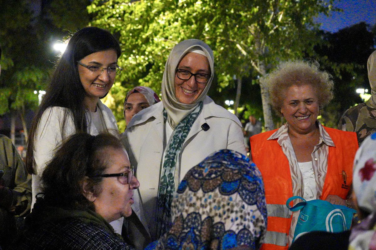 salihademirer's tweet photo. “Şehrin nefesinde, milletin bahçesinde” muhabbet var. 🥰

Güngören Millet Bahçesi’nde kıymetli hemşehrilerimizle bir araya geldik. Aynı gökyüzünün altında muhabbetimizi büyüttük, tebessümlerimizi çoğalttık, İstanbul’u birlikte konuştuk.

İnanıyoruz ki; gönüllerin buluştuğu her an, bu şehrin yarınlarına umut oluyor. Adım adım, ilmek ilmek İstanbul diyerek aynı samimiyetle hemşehrilerimizle buluşmaya ve gönüllere dokunmaya devam ediyoruz.