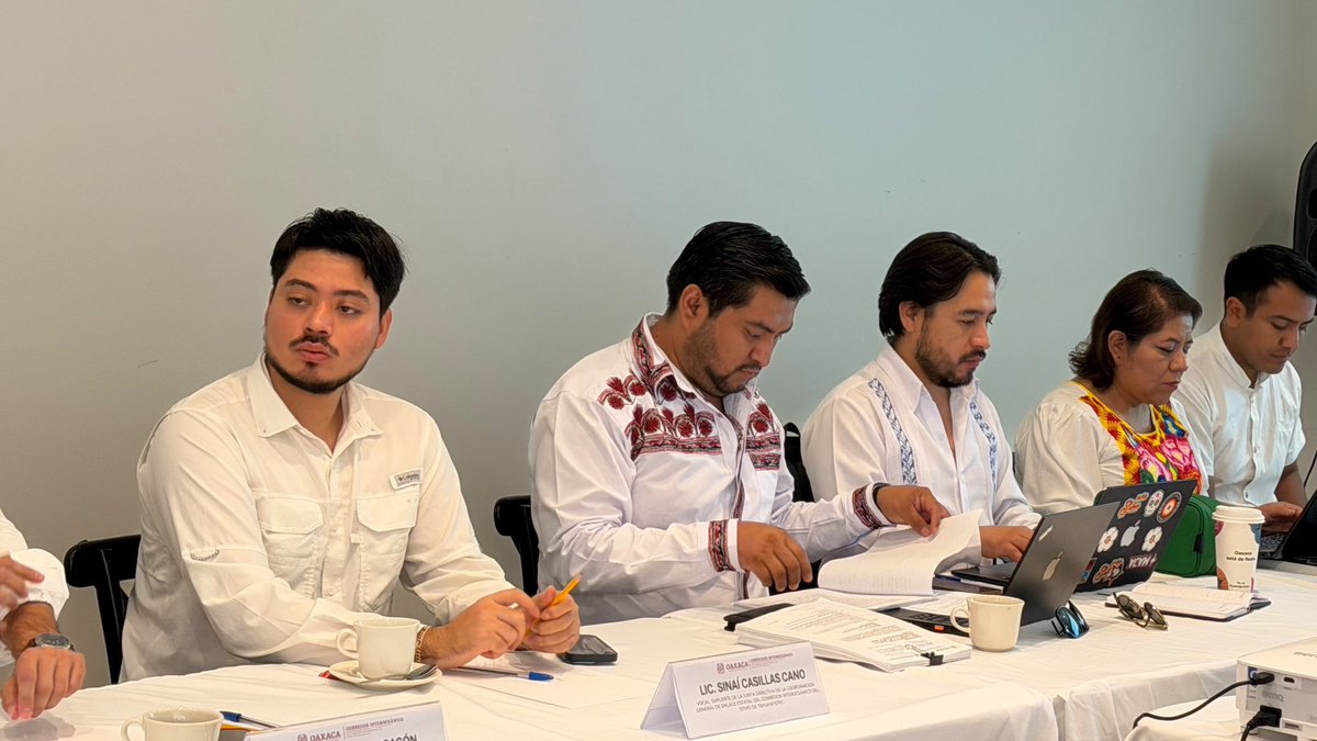 corredor_goboax's tweet photo. Con responsabilidad institucional y una visión de desarrollo para la región del Istmo de Tehuantepec, este día llevamos a cabo la Tercera Sesión Ordinaria de la Junta Directiva de la Coordinación General, en la que nuestro Titular, Lic. @pepetonoestefan, presentó el Informe Trimestral de Actividades correspondiente al periodo abril-junio de 2026. Mediante el diálogo, la coordinación y el trabajo en territorio, continuamos fortaleciendo una gestión cercana y transparente, comprometida con el desarrollo de Oaxaca y el bienestar de sus comunidades.

▫️@salomonj 
▫️@GobOax 
▫️@DesEconomicoOax 
▫️@SIC_GobOax 
▫️@SEFINGobOax 
▫️@Admon_GobOax 
▫️@SecturOaxaca 
▫️@Ambiente_GobOax 
▫️@HonestidadOax