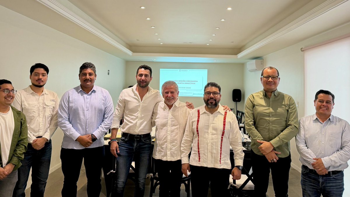 corredor_goboax's tweet photo. Con responsabilidad institucional y una visión de desarrollo para la región del Istmo de Tehuantepec, este día llevamos a cabo la Tercera Sesión Ordinaria de la Junta Directiva de la Coordinación General, en la que nuestro Titular, Lic. @pepetonoestefan, presentó el Informe Trimestral de Actividades correspondiente al periodo abril-junio de 2026. Mediante el diálogo, la coordinación y el trabajo en territorio, continuamos fortaleciendo una gestión cercana y transparente, comprometida con el desarrollo de Oaxaca y el bienestar de sus comunidades.

▫️@salomonj 
▫️@GobOax 
▫️@DesEconomicoOax 
▫️@SIC_GobOax 
▫️@SEFINGobOax 
▫️@Admon_GobOax 
▫️@SecturOaxaca 
▫️@Ambiente_GobOax 
▫️@HonestidadOax