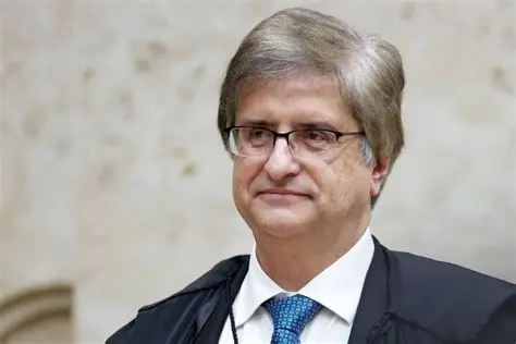 TheIncorrupt_'s tweet photo. 🗣️ATENÇÃO | PGR arquiva pedido contra vice de Flávio para apurar desvio em emendas. 

Pedido de investigação contra vice de Flávio Bolsonaro arquivado pela PGR tinha sido apresentado pelo deputado federal Lindbergh Farias (PT). 

O pedido de investigação foi apresentado pelo deputado Lindbergh Farias (PT-RJ) em abril de 2026, com base no relatório do TCU sobre suspeitas envolvendo emendas de Gaspar destinadas ao município de São José da Laje (AL).

Em maio, a a PGR respondeu a Lindbergh e afirmou que não havia providências a serem adotadas pelo órgão diante da “ausência de indícios concretos da participação do representado [Gaspar] nas possíveis irregularidades”.