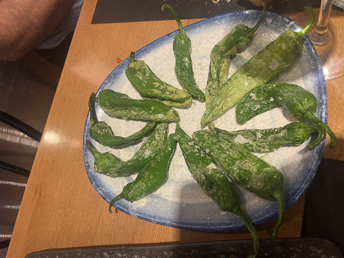 mgrapesland's tweet photo. #pimientos unos pican y unos pican y otros no otros no. #ajoyvino https://t.co/41wjvHp1KW
