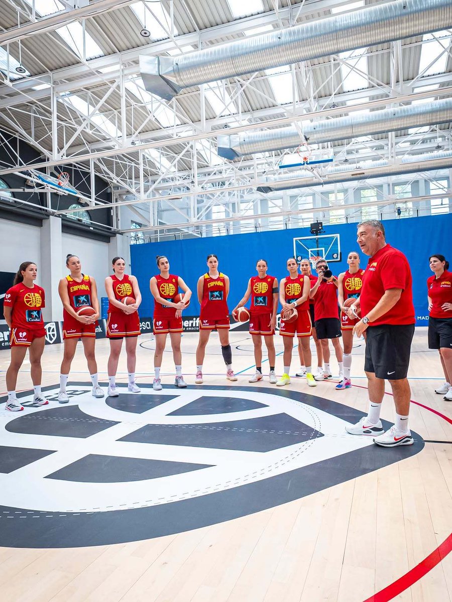 womenvalenciabc's tweet photo. 🏀🇪🇸 SELECCIÓN ESPAÑOLA
Las jugadoras de Valencia Basket, María Araújo, Elena Buenavida y Helena Pueyo, ya están preparando con la selección española la Copa del Mundo que se celebrará del 4 al 13 de septiembre de 2026 en Berlín (Alemania).
📸 FEB
#LaFamilia ##FIBWWC https://t.co/9xFdS90uiJ