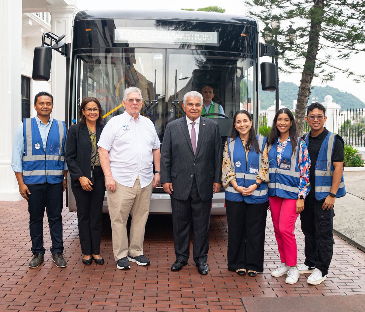 JoseRaulMulino's tweet photo. Hoy entregamos la Primera Ruta Verde de MiBus: 5 buses 100% eléctricos para el Centro Histórico.

Menos ruido, menos contaminación y más facilidad para moverte, trabajar o visitar uno de los lugares más queridos de nuestro país!! https://t.co/WEVJhKhVJJ