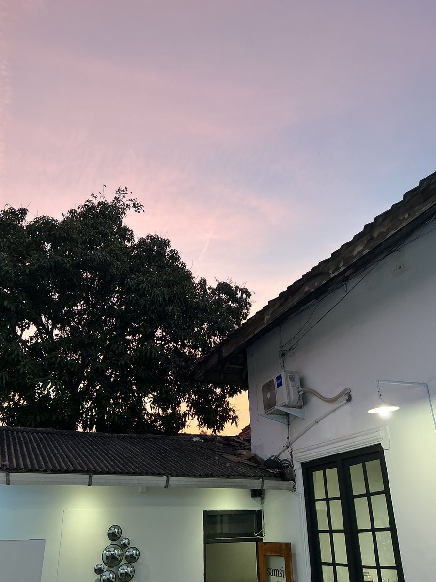 yest1975's tweet photo. gw selalu bersyukur apa yang gw jalanin sekarang, big thanks for samsi udah mau rekrutmen gw ((wlpn gw gada pengalaman sama sekali)) gw disini memang belajar banyak tentang coffee, kehidupan, or perasaan. dari yang gw gabisa pun sekarang bisa “wlpn gw masih bljr smpe skrng” https://t.co/BNFgPfdnWz