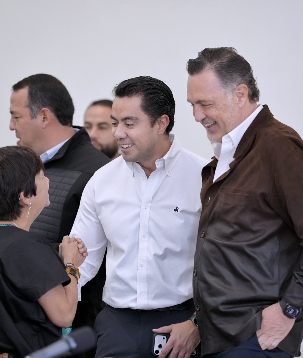 FeliFerMacias's tweet photo. Reunión de trabajo con nuestro gobernador @makugo, SEDATU e Infonavit. 

Trabajando en coordinación los 3 niveles de gobierno por el desarrollo y bienestar de las familias queretanas. https://t.co/0PXSZnas9d