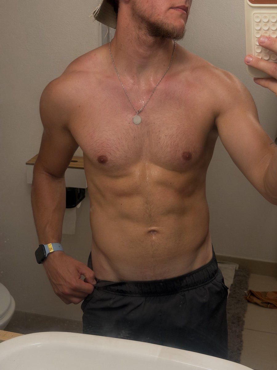 thefrenchboy2_0's tweet photo. RT si chui assez musclé ! 💪🏼 https://t.co/qXuS0iXQem