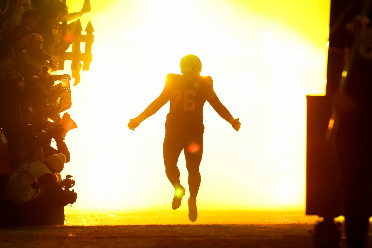 NFLUKIRE's tweet photo. Player run out photos that go unbelievably hard 😮‍💨 https://t.co/18tCmdW9WT