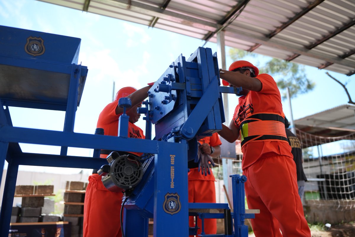 PublinewsGT's tweet photo. 🔨 Gobernación quiere que los reos trabajen en fabricar adoquines. 🚧🇬🇹
#ManosProductivas #Gobernación #Guatemala #Reos #Cárceles
https://t.co/krAcYNn8Ex https://t.co/AHn1cHRTNN