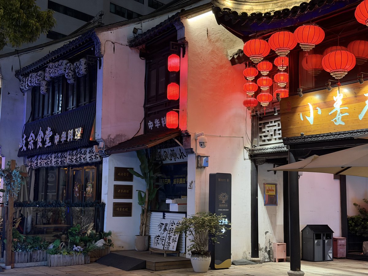 yosef6942's tweet photo. These white-walled streets with red lanterns are often modern restaurant districts built in a traditional style. 🏮 https://t.co/uozZhSW2s1