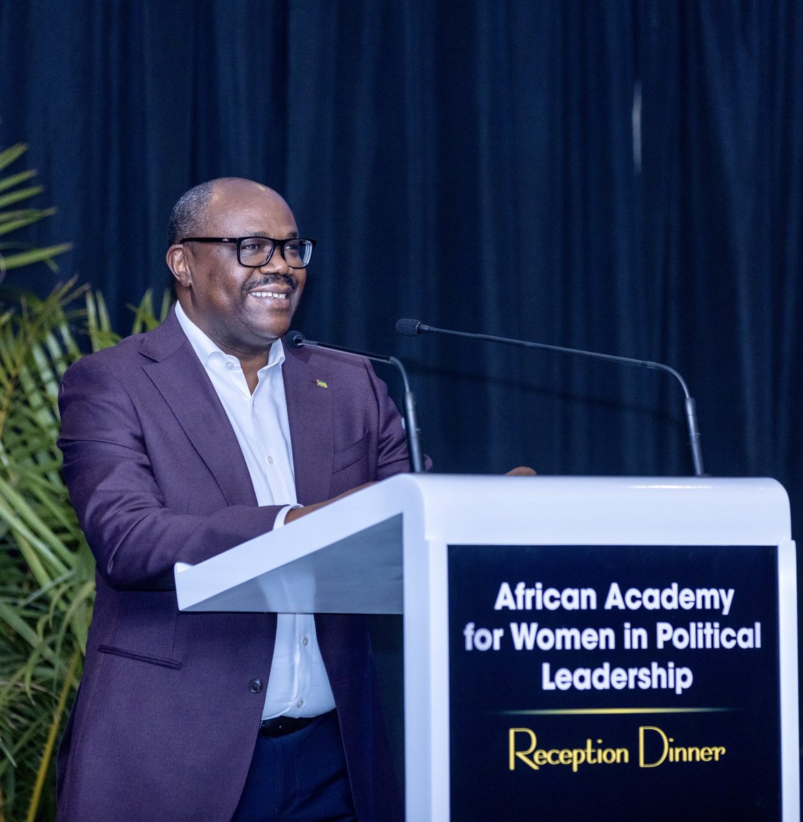 PrimatureRwanda's tweet photo. This evening at Kigali Marriott Hotel, Prime Minister Nsengiyumva hosted a Reception Dinner in honour of participants of the High-Level Launch of the African Academy for Women in Political Leadership.

In his remarks, the Prime Minister underscored Rwanda’s commitment to advancing women’s leadership;

“Our journey has shown us that a nation cannot reach its full potential when half of its population is left behind. This is why, under the leadership of H.E. President Paul Kagame, we have embraced women’s participation and leadership across all sectors of society, not only as a matter of fairness, but as a source of national strength.”
---------------------
Kuri uyu mugoroba, muri Kigali Marriott Hotel, Minisitiri w’Intebe Nsengiyumva yakiriye ku meza abitabiriye umuhango wo gutangiza ku mugaragaro Ishuri Nyafurika ry’Abagore mu Buyobozi bwa Politiki.

Mu ijambo rye, Minisitiri w’Intebe yashimangiye ko u Rwanda rwiyemeje guteza imbere ubuyobozi bw’abagore, yagize ati:

"Urugendo rwacu rwatweretse ko igihugu kidashobora kugera ku bushobozi bwacyo bwose mu gihe kimwe cya kabiri cy’abagituye cyaba cyarasigaye inyuma. Niyo mpamvu, turangajwe imbere na Nyakubahwa Perezida wa Repubulika Paul Kagame, twateje imbere uruhare rw’abagore n’ubuyobozi bwabo mu nzego zose z’ubuzima bw’Igihugu, tutabifata gusa nk’ikibazo cy’uburinganire, ahubwo nk’isoko y’imbaraga zikenewe mu iterambere ry’Igihugu."