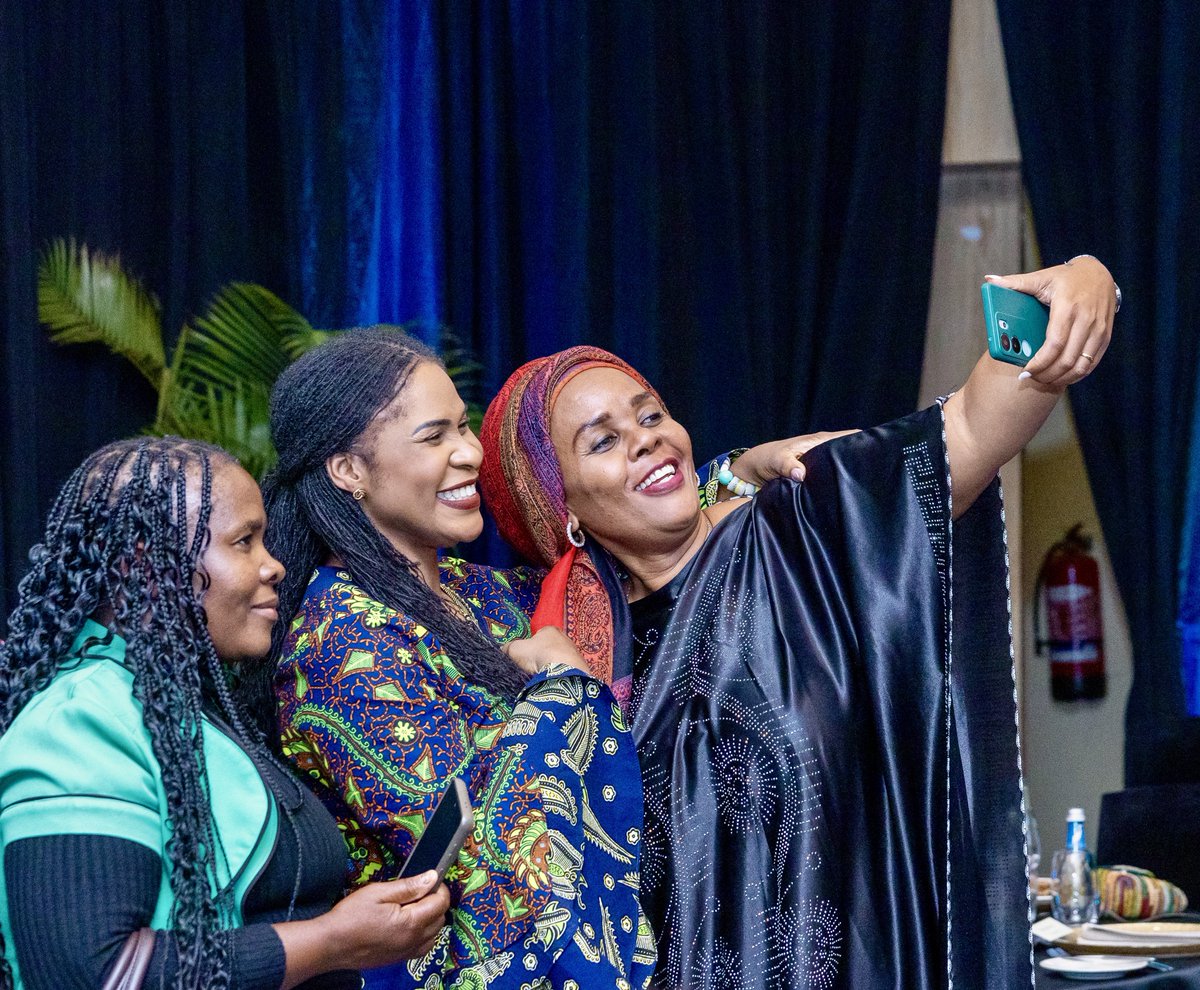 PrimatureRwanda's tweet photo. This evening at Kigali Marriott Hotel, Prime Minister Nsengiyumva hosted a Reception Dinner in honour of participants of the High-Level Launch of the African Academy for Women in Political Leadership.

In his remarks, the Prime Minister underscored Rwanda’s commitment to advancing women’s leadership;

“Our journey has shown us that a nation cannot reach its full potential when half of its population is left behind. This is why, under the leadership of H.E. President Paul Kagame, we have embraced women’s participation and leadership across all sectors of society, not only as a matter of fairness, but as a source of national strength.”
---------------------
Kuri uyu mugoroba, muri Kigali Marriott Hotel, Minisitiri w’Intebe Nsengiyumva yakiriye ku meza abitabiriye umuhango wo gutangiza ku mugaragaro Ishuri Nyafurika ry’Abagore mu Buyobozi bwa Politiki.

Mu ijambo rye, Minisitiri w’Intebe yashimangiye ko u Rwanda rwiyemeje guteza imbere ubuyobozi bw’abagore, yagize ati:

"Urugendo rwacu rwatweretse ko igihugu kidashobora kugera ku bushobozi bwacyo bwose mu gihe kimwe cya kabiri cy’abagituye cyaba cyarasigaye inyuma. Niyo mpamvu, turangajwe imbere na Nyakubahwa Perezida wa Repubulika Paul Kagame, twateje imbere uruhare rw’abagore n’ubuyobozi bwabo mu nzego zose z’ubuzima bw’Igihugu, tutabifata gusa nk’ikibazo cy’uburinganire, ahubwo nk’isoko y’imbaraga zikenewe mu iterambere ry’Igihugu."