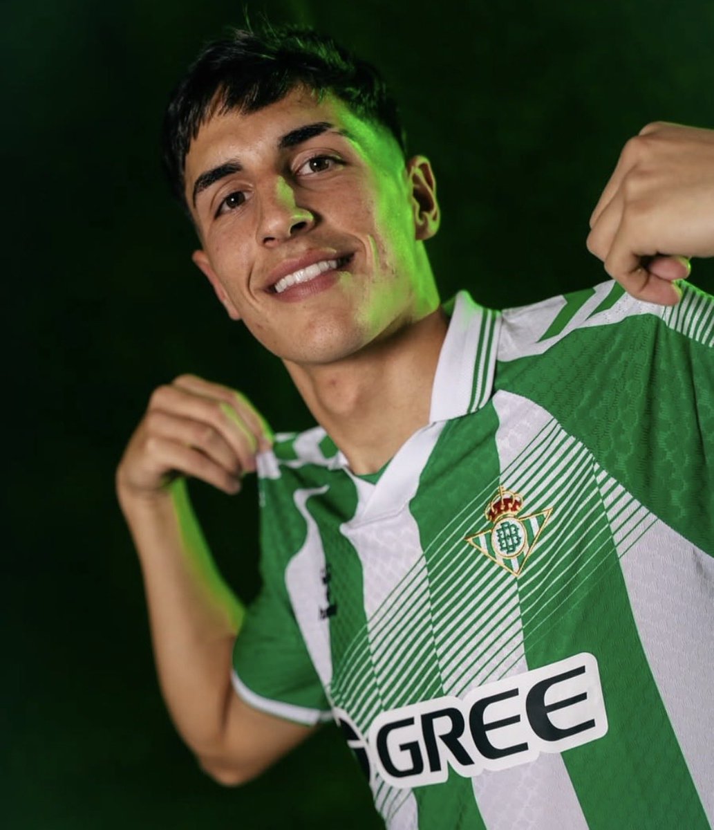 GonzaloTortosa's tweet photo. Facundo Bernal ante el Arsenal.

95% de precisión de pases.
9 de 12 duelos ganados.

Adaptación inmediata del uruguayo en el Real Betis. https://t.co/xe4UAc4AzP