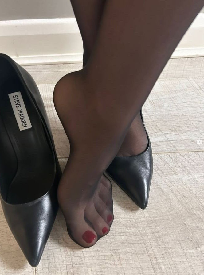 PantyhoseNerd's tweet photo. Who loves a good close up? Classy heels, black pantyhose and a classic red pedicure. https://t.co/pDbQ6JOqxn