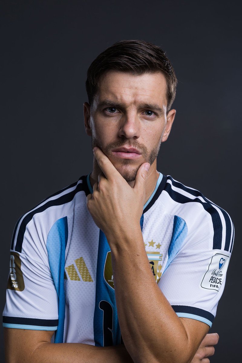 etchemen's tweet photo. Este capo, un jugador de fútbol, Gio Lo Celso, tomó una bandera y empezó a parar la ley de tierras de los liberal-libertarios.

El caldo social está. Es obvio que un modelo a la medida del sector financiero no bancario, hidrocarburos y grandes tecnológicas no le cierra a nadie y no debería ser viable en democracia: solo vive por el fracaso económico de los últimos 10 años. 

No es difícil ganar. Solo la política opositora, en especial el peronismo, tiene que dejar mezquindades y maximalismos si no queremos mas ultraderecha. 

La sociedad ya está esperando.
