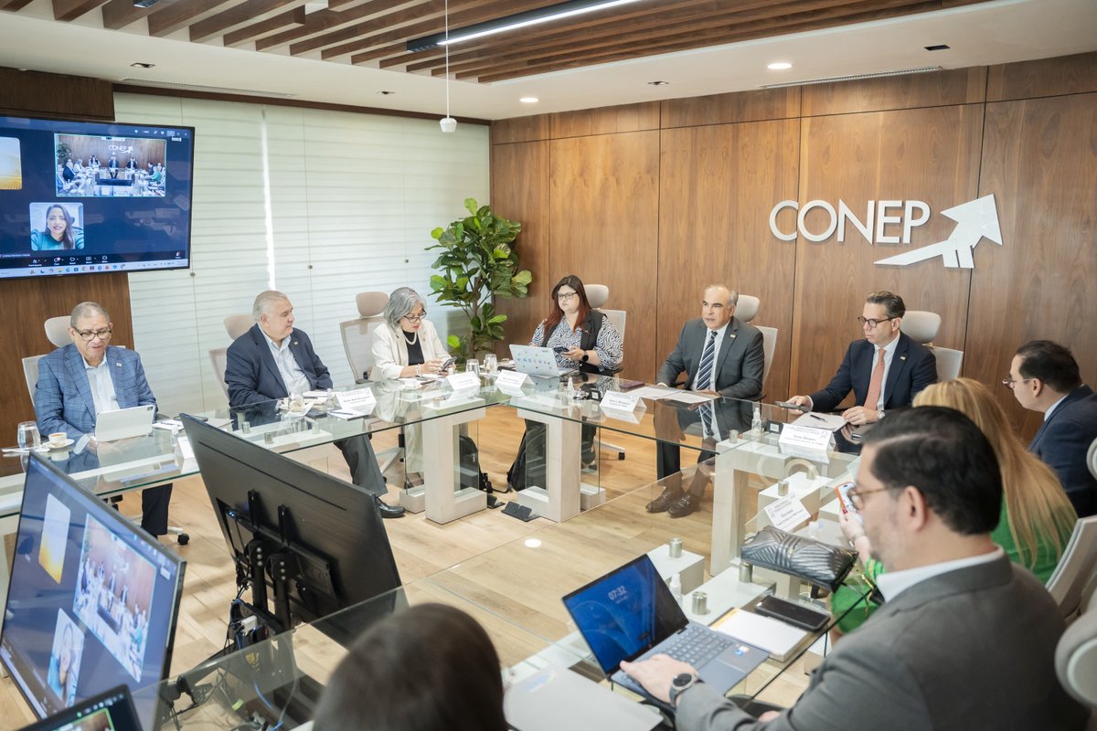 COHEPHonduras's tweet photo. La presidenta del #COHEP, Ing. Anabel Gallardo, el Abg. Armando Urtecho López y Lic. Helui Castillo participaron en la Segunda Asamblea Ordinaria de #FEDEPRICAP, realizada en Santo Domingo, República Dominicana. 🌎🤝 @FEDEPRICAP_CA 

El encuentro reunió a líderes empresariales de Centroamérica, Panamá y República Dominicana para impulsar la integración regional, facilitar el comercio, atraer inversiones y fortalecer la competitividad. Además, se celebró la reincorporación del CONEP de Panamá.

Como parte de la agenda, participaron en el Foro Internacional META RD 2036, enfocado en innovación, productividad, inversión y desarrollo sostenible.

La unidad empresarial y la cooperación regional son claves para generar más oportunidades para nuestros países.

#IntegraciónRegional #Competitividad #SectorPrivado
